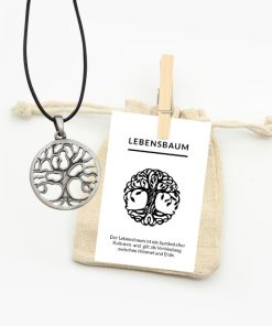 Anhänger Lebensbaum geschwungen aus Zinn einfach mit Lederband im Jutebeutel