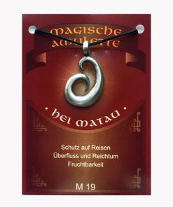 Anhänger Hai Mattau – Magische Amulette aus Zinn auf großer Karte mit Infoheft
