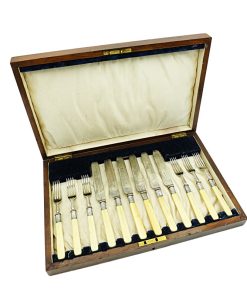 Speisebesteck in Holzschatulle – England, versilbert.