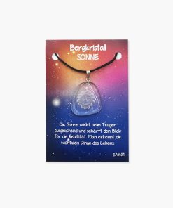 Bergkristall Energie Amulett mit Sonne Gravur auf kleiner Karte