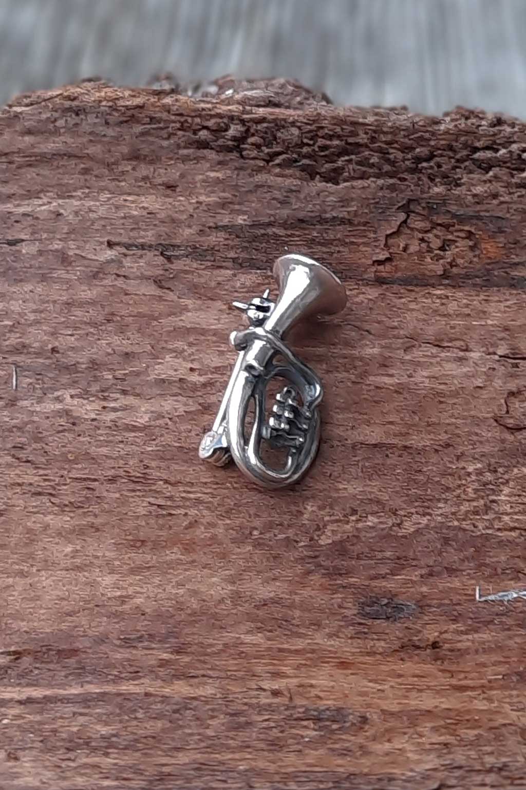 Anstecker “Tenorhorn” Brosche, Silber - Image 2