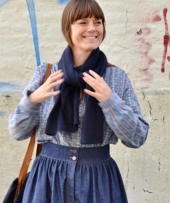 Langer Schal aus Feinstrick, Farbe navy