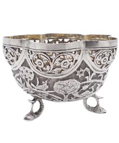 Dekorreiche Fußschale aus Silber, vergoldet – Ost-Asien